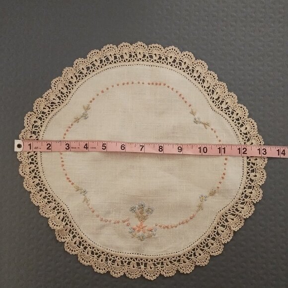 Vintage Embroidered Linen Crocheted-Edge Doily Boho Shabby Chic - Picture 3 of 10